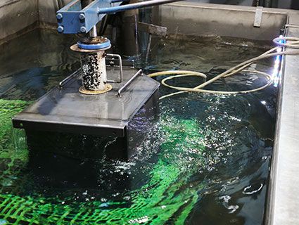 タンク水没検査の作業風景